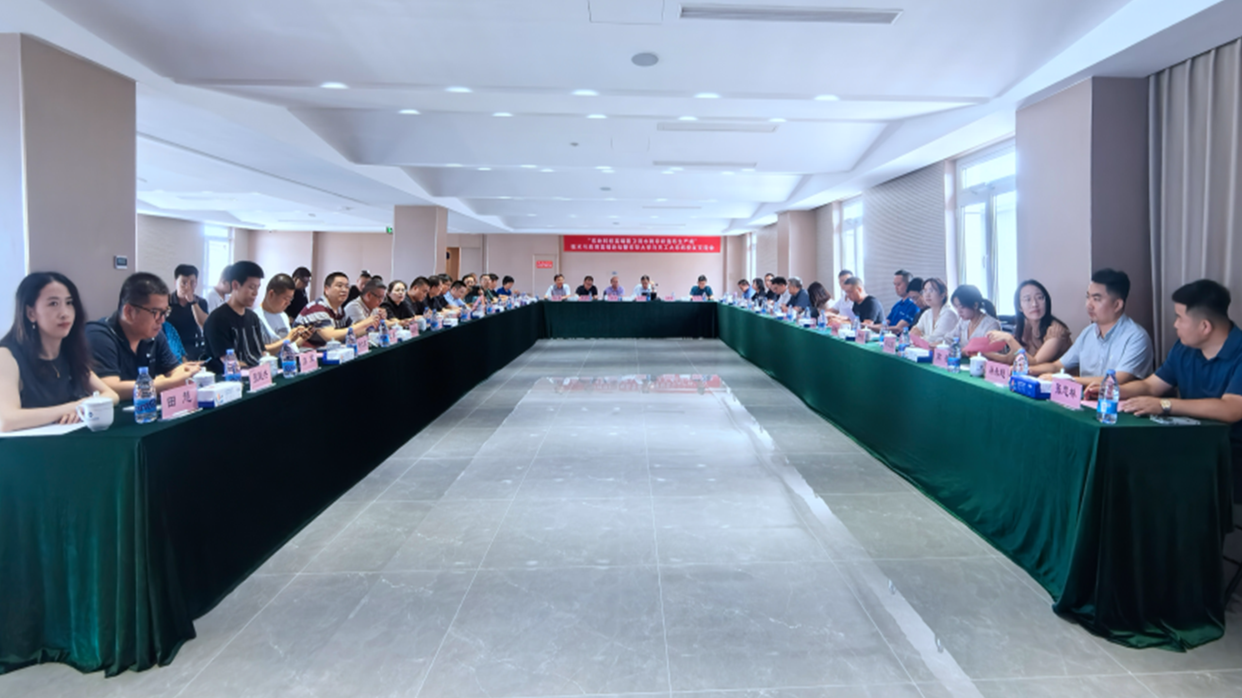 “東綸科技高端醫(yī)衛(wèi)用水刺非織造布生產線”技術與應用高端論壇<br>在天津濱海成功舉辦