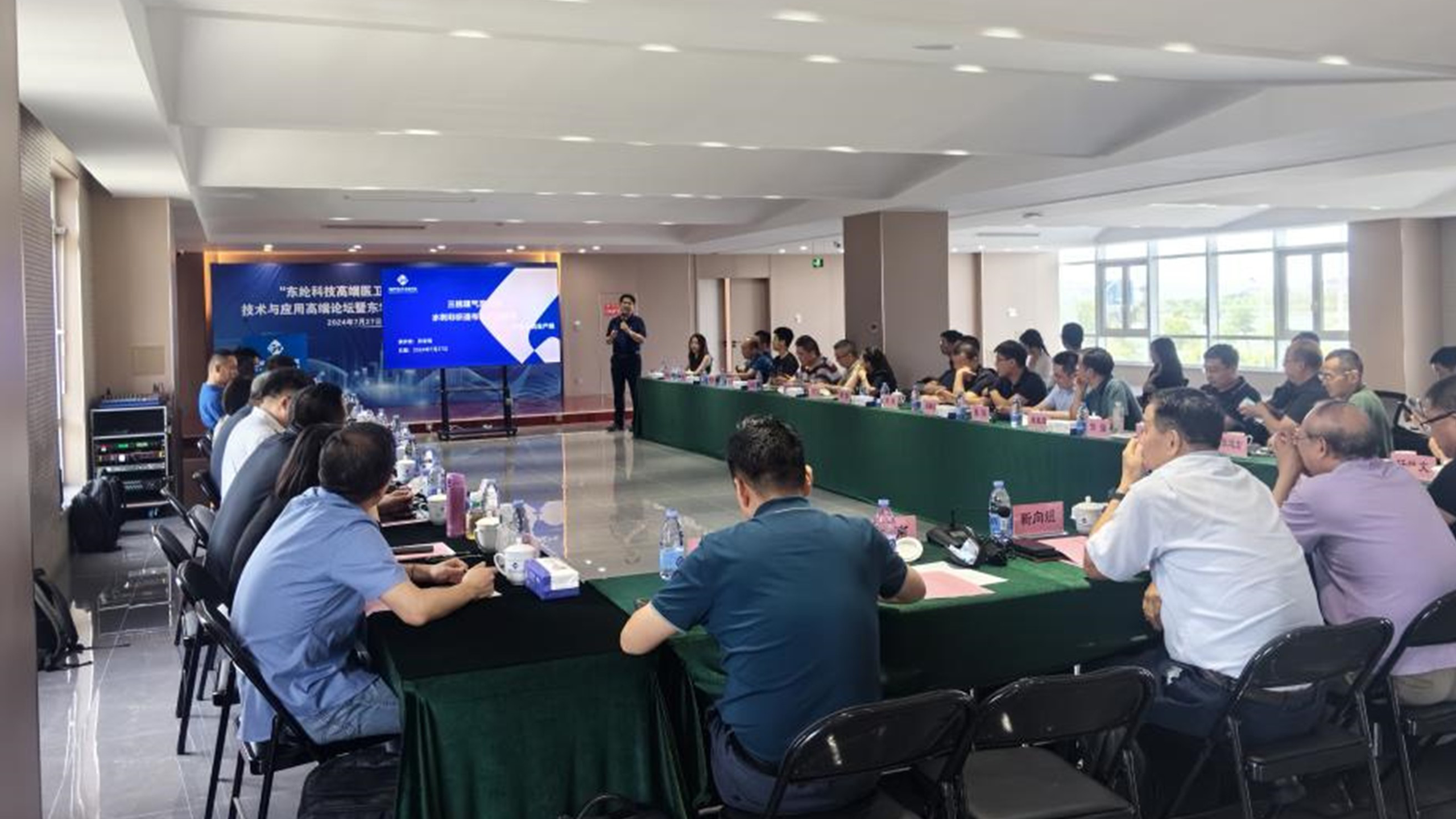 “東綸科技高端醫(yī)衛(wèi)用水刺非織造布生產線”技術與應用高端論壇<br>在天津濱海成功舉辦